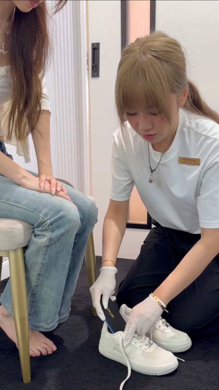 客人試穿完成的訂製鞋墊